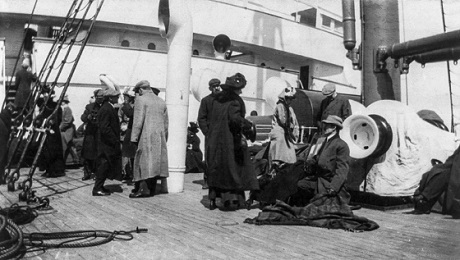 Chuyện gì đã xảy ra sau khi tàu Titanic chìm? - 5 Những người may mắn sống sót đã được an toàn trên sàn tàu Carpathia.