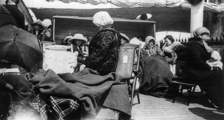 Chuyện gì đã xảy ra sau khi tàu Titanic chìm? - 7 Những người sống sót ngồi gần lại với nhau để truyền hơi ấm trên sàn tàu Carpathia.