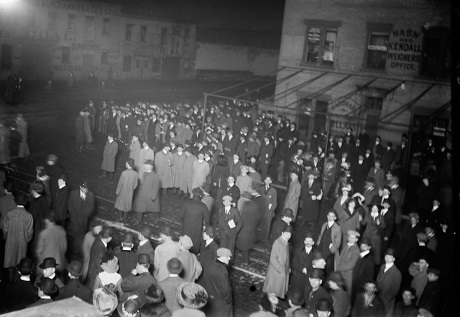 Chuyện gì đã xảy ra sau khi tàu Titanic chìm? - 11 Ảnh chụp tối ngày 18/4/1912. Đám đông đang đứng chờ tàu Carpathia cập cảng New York.