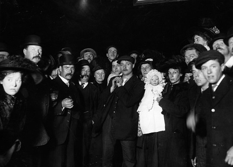 Chuyện gì đã xảy ra sau khi tàu Titanic chìm? - 19 Những đám đông chờ đợi ở Southampton ngày 29/4/1912.