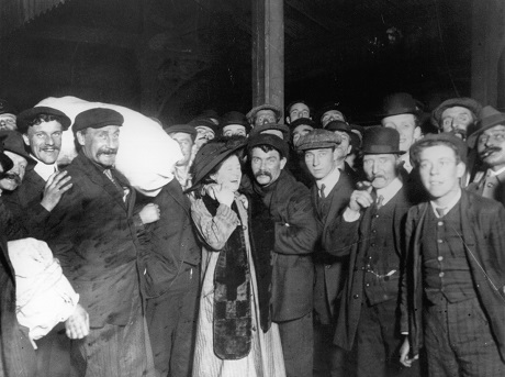 Chuyện gì đã xảy ra sau khi tàu Titanic chìm? - 20 Niềm vui của một gia đình có người thân sống sót trở về.