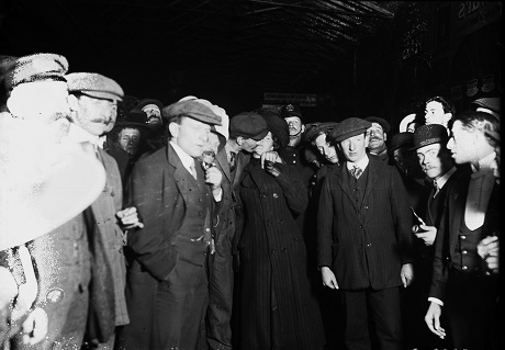 Chuyện gì đã xảy ra sau khi tàu Titanic chìm? - 21 Một thủy thủ hôn vợ sau khi đã sống sót trở về.