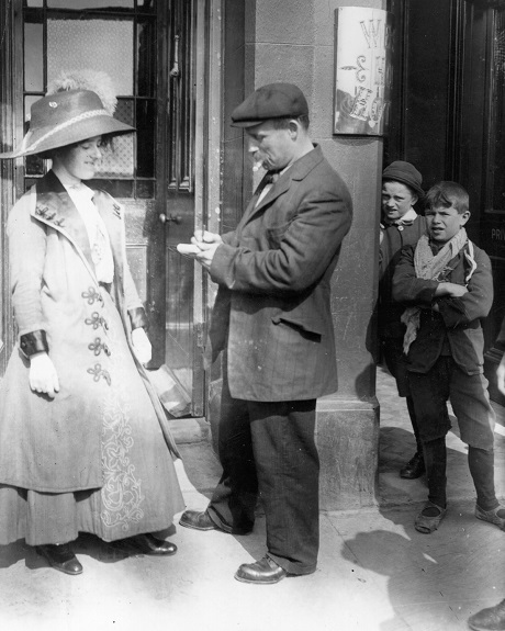Chuyện gì đã xảy ra sau khi tàu Titanic chìm? - 23 Một người sống sót sau vụ chìm tàu dành tặng chữ ký lưu niệm cho một phụ nữ.