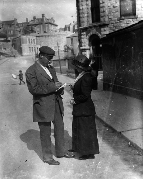 Chuyện gì đã xảy ra sau khi tàu Titanic chìm? - 24 Thời này, người ta có “mốt” kỷ niệm những sự việc đặc biệt bằng cách xin chữ ký của người có liên quan.