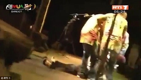 “Ông vua rumba” của lục địa đen đột tử trên sân khấu - 5 Papa Wemba, tên thật là Jules Shungu Wembadio Pene Kikumba. Ngay khi ông ngã xuống sàn sân khấu, các bạn đồng nghiệp đã chạy lại với ông.