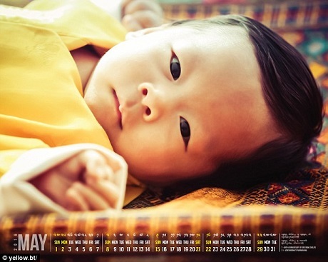 Hình ảnh hoàng tử bé Bhutan gây sốt trên báo phương Tây - 1 Trang web chính thức của Hoàng gia Bhutan, nơi chuyên đăng tải các thông tin để đông đảo dân chúng được biết, đã vừa đăng lên một bức ảnh lịch trong đó xuất hiện chân dung cận cảnh hoàng tử bé của Bhutan - Jigme Namgyel Wangchuck.