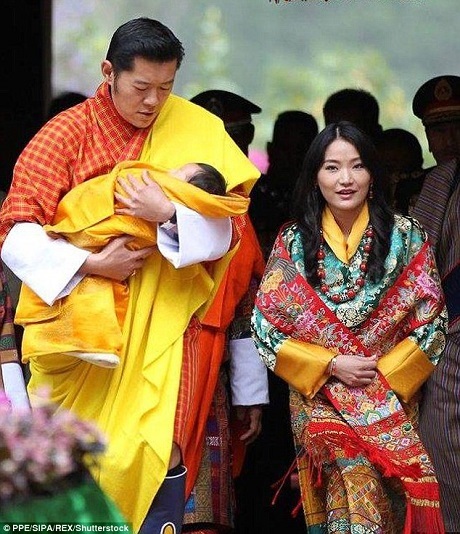 Hình ảnh hoàng tử bé Bhutan gây sốt trên báo phương Tây - 2 Ngày 16/4 vừa qua, hoàng tử bé của Bhutan mới được đặt tên trong một nghi lễ tôn giáo trang nghiêm, khi đó, hoàng tử đã tròn 2 tháng tuổi.