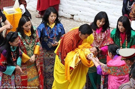 Hình ảnh hoàng tử bé Bhutan gây sốt trên báo phương Tây - 4 Tại buổi lễ đặt tên, những thành viên quan trọng trong Hoàng gia Bhutan gồm Đức vua cha và 5 người vợ của ngài, cùng với Đức vua Bhutan đương nhiệm, đương kim Hoàng hậu và Hoàng tử bé đã cùng dự buổi lễ với những thầy tu và đội nhạc lễ.
