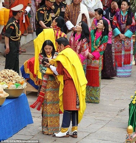 Hình ảnh hoàng tử bé Bhutan gây sốt trên báo phương Tây - 5 Dù Đức vua cha có 5 người vợ, nhưng đức vua hiện tại của Bhutan đã khẳng định rằng ngài sẽ chỉ lấy một người vợ duy nhất chính là đương kim Hoàng hậu.