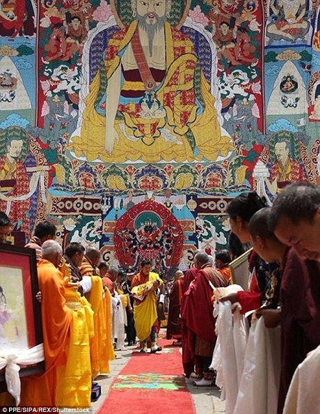 Hình ảnh hoàng tử bé Bhutan gây sốt trên báo phương Tây - 7 Buổi lễ có sự hiện diện của các thầy tu và dàn nhạc lễ.