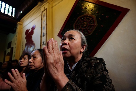 Bà cụ vào lễ trong Đền Ngọc Sơn ở Hà Nội.