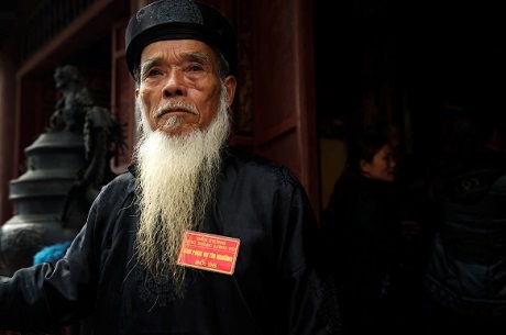 Một ông từ trông đền ở Chùa Hương.