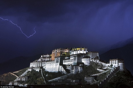 Một tia sét đánh trên bầu trời cung điện Potala như thắp sáng cảnh qua nơi này trong cơn bão đổ xuống Lhasa, Trung Quốc.
