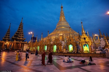 Chùa Shwedagon hay còn gọi là chùa vàng ở Myanmar. Đây là một ngôi chùa cổ kính hàng đầu trong lịch sử Phật giáo với niên đại lên tới 2.600 năm tuổi. Có chiều cao lên tới 99m, người dân trên khắp thành phố Yangon đều có thể nhìn thấy ngọn tháp suốt cả ngày và đêm bởi ngọn tháp có một màu vàng kim lấp lánh và 7.000 viên kim cương, hồng ngọc, ngọc bích, ngọc lục bảo… phản chiếu bất cứ luồng ánh sáng nào chiếu đến.