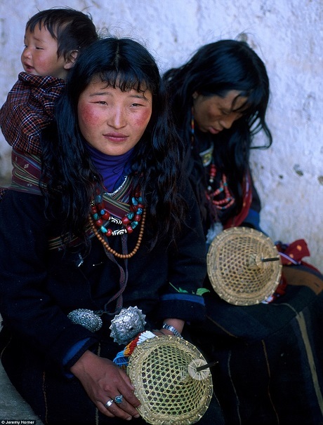 Những người dân tộc ở Bhutan thực hiện chuyến hành hương thường niên tới lễ hội Punakha nơi những hoạt động cúng tế và những vũ điệu tôn giáo sẽ được tổ chức bên trong tu viện uy nghi, tráng lệ.