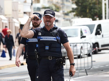 Cả nước Pháp nín thở trước “giờ G” khai mạc LHP Cannes - 7 Thị trưởng thành phố Cannes khẳng định rằng việc thắt chặt an ninh sẽ không gây ảnh hưởng tới không khí tiệc tùng sôi động của sự kiện.