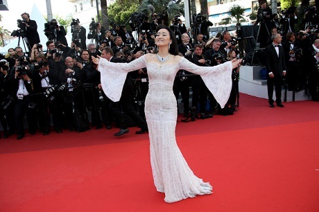 Vì sao Củng Lợi thấy buồn khi bước đi trên thảm đỏ ở Cannes? - 2 Củng Lợi xuất hiện trên thảm đỏ Cannes trong buổi công chiếu phim “Café Society” - bộ phim công chiếu mở màn cho liên hoan năm nay.