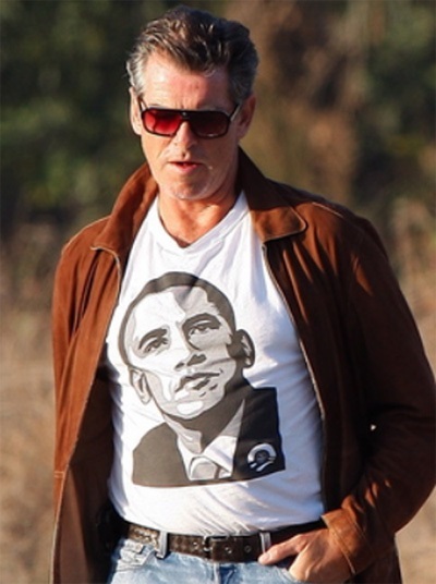 Tổng thống Obama trở thành biểu tượng văn hóa đại chúng Mỹ như thế nào? - 2 Nam diễn viên Pierce Brosnan mặc áo phông in hình ông Obama.