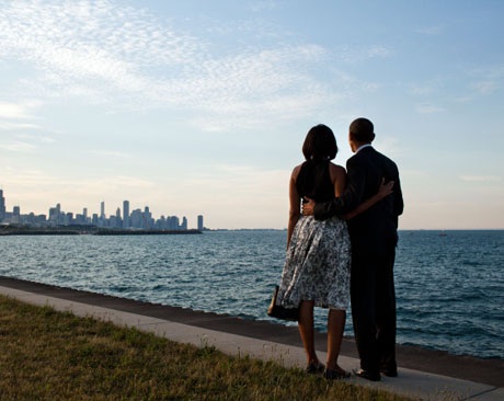 Ông Obama - vị Tổng thống khiến người Mỹ “lấy lại niềm tin” vào tình yêu - 25 Ngôn ngữ cơ thể của vợ chồng ông Obama luôn khiến công chúng thích thú. Tình yêu của vợ chồng ông đã thực sự chinh phục công chúng Mỹ.