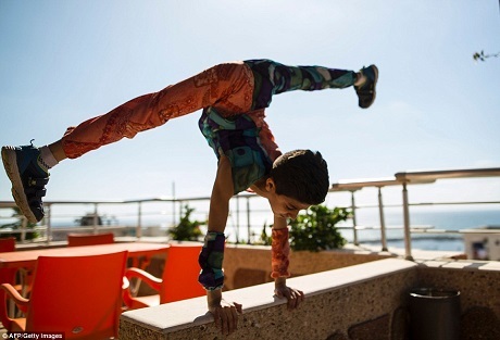 Mohammed có thể biểu diễn những động tác nhào lộn, uốn dẻo như thể đó là bản năng của em.