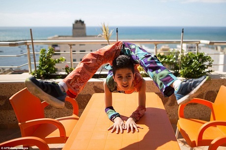 Mohammed là con út trong gia đình có 8 anh chị em. Mẹ của cậu bé dù rất ấn tượng với khả năng của con trai mình, nhưng bà luôn khuyến khích cậu học hành chăm chỉ bên cạnh việc tích cực luyện tập.