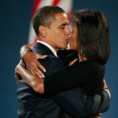 Ông Obama - vị Tổng thống khiến người Mỹ “lấy lại niềm tin” vào tình yêu - 11 Nụ hôn mừng chiến thắng của ông Obama trong cuộc tranh cử năm 2008.