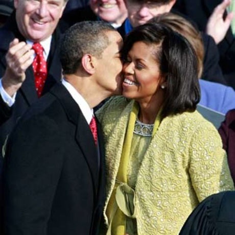 Ông Obama - vị Tổng thống khiến người Mỹ “lấy lại niềm tin” vào tình yêu - 12 Nụ hôn trong ngày tuyên thệ nhậm chức.