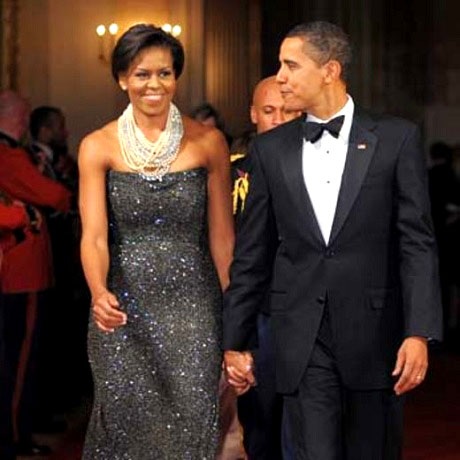 Ông Obama - vị Tổng thống khiến người Mỹ “lấy lại niềm tin” vào tình yêu - 15 Ông Obama không thể che giấu vẻ ngưỡng mộ dành cho cách phục sức của vợ khi hai người cùng xuất hiện tại một buổi tiệc ở Nhà Trắng.