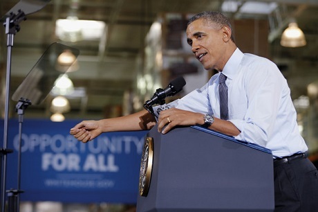 Lý giải sức hấp dẫn trong phong cách ông Obama - 18 Xắn ống tay áo lên và thuyết trình một cách cởi mở, gần gũi.