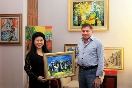 Hoạ sĩ Văn Dương Thành bật mí về bức tranh tặng Tổng thống Obama - 3
Rất nhiều chính khách, bạn bè quốc tế mỗi lần đến Hà Nội đều ghé thăm phòng tranh của nữ hoạ sĩ Văn Dương Thành. Ảnh: VDT.