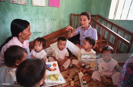 Chuyến đi huyền thoại của minh tinh đầu tiên đến với trẻ em Việt Nam - 6 Chuyến đi huyền thoại của minh tinh đầu tiên đến với trẻ em Việt Nam - 6