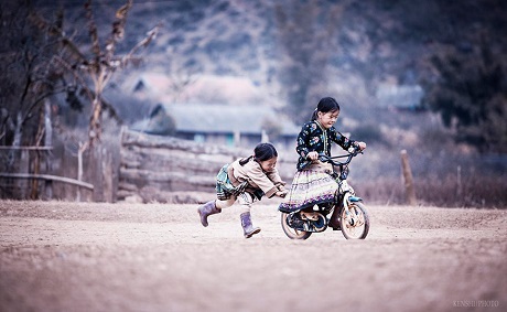 Những khoảnh khắc tuổi thơ nhiệm màu - 13 Hai cô bé dân tộc ở vùng núi phía Bắc Việt Nam (Ảnh: Trần Hữu Thắng)