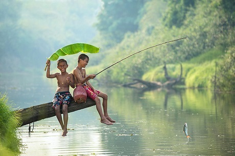 Hai cậu bé Thái Lan câu cá ban trưa (Ảnh: Sarawut Intarob)