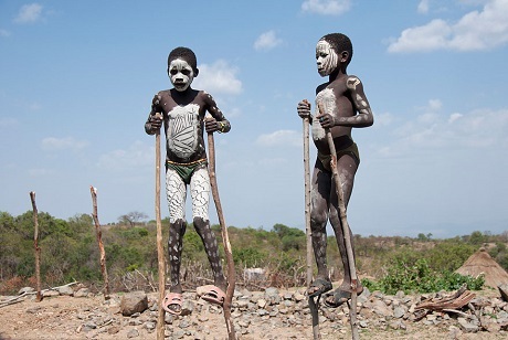 Những khoảnh khắc tuổi thơ nhiệm màu - 22 Hai cậu bé thổ dân ở Ethiopia (Ảnh: Csilla Zelko)