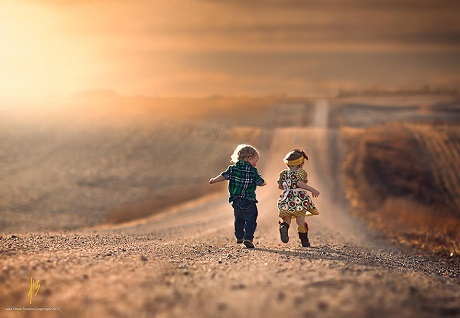 Những khoảnh khắc tuổi thơ nhiệm màu - 25 Hai em bé ở miền Tây nước Mỹ (Ảnh: Jake Olson)