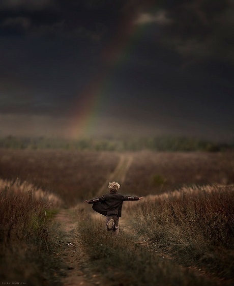 Những khoảnh khắc tuổi thơ nhiệm màu - 30 Cậu bé Nga chạy trên cánh đồng (Ảnh: Elena Shumilova)