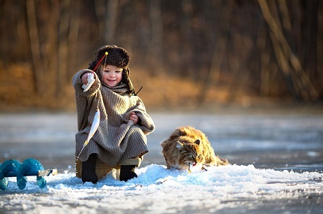 Những khoảnh khắc tuổi thơ nhiệm màu - 5 Cậu bé Nga câu cá ngày đông (Ảnh: Svetlana Yashina)