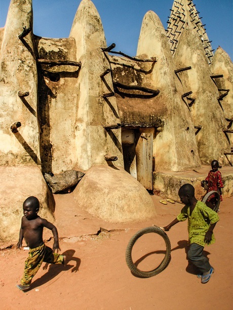 Những khoảnh khắc tuổi thơ nhiệm màu - 7 Đồ chơi của những cậu bé Burkina Faso (Ảnh: Òscar Tardío)