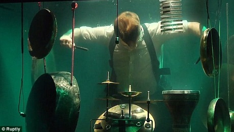 Ban nhạc đầu tiên trên thế giới biểu diễn hoàn toàn dưới nước - 1 Nhóm Between Music có 5 thành viên. Mới đây, nhóm đã tổ chức buổi hòa nhạc có tên “Aquasonic” tại thành phố Rotterdam, Hà Lan.