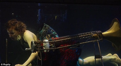 Ban nhạc đầu tiên trên thế giới biểu diễn hoàn toàn dưới nước - 3 Những thanh âm mà nhóm Between Music tạo ra cũng rất khác biệt và ám ảnh, những màn trình diễn của họ có phần ma mị từ cách dàn dựng, sắp đặt cho tới các tác phẩm mà họ thể hiện.
