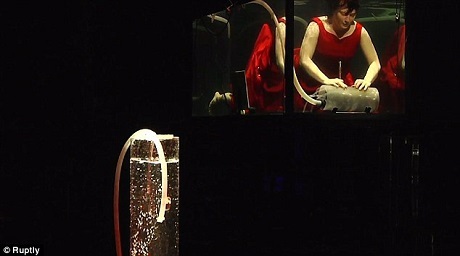 Ban nhạc đầu tiên trên thế giới biểu diễn hoàn toàn dưới nước - 4 Between Music hiện tại là ban nhạc dưới nước đầu tiên trên thế giới, họ không sử dụng các dụng cụ hỗ trợ thở mà lựa chọn cách đơn giản là ngoi lên mặt nước lấy hơi trong những quãng nghỉ.