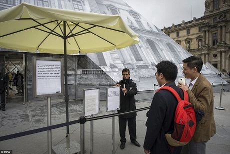 Những du khách không may đến thăm Paris vào đúng những ngày mưa lớn, đường ngập và nhiều công trình văn hóa nổi tiếng buộc phải đóng cửa.