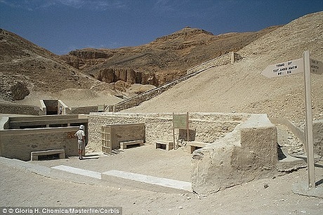 Dao găm bọc vàng của Pharaông Tutankhamun ẩn giấu bí mật - 3 Hầm mộ của Pharaông Tutankhamun nhìn từ bên ngoài.