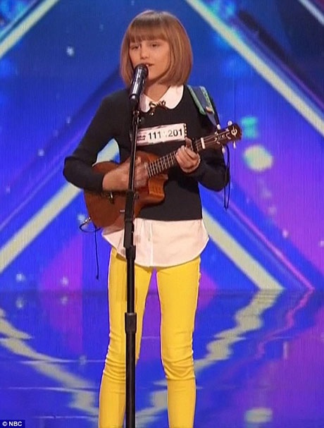 Phát sốt với cô bé 12 tuổi được cho là… “Taylor Swift của tương lai” - 1 Cô bé Grace VanderWaal, 12 tuổi, đã nhận được nút vàng lựa chọn từ ban giám khảo trong đêm vòng loại thứ 2 của chương trình Tìm kiếm Tài năng Mỹ 2016 lên sóng vào đêm thứ 3 vừa qua theo giờ địa phương.