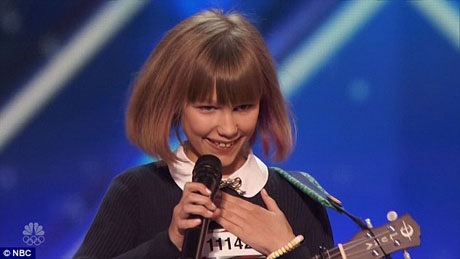 Phát sốt với cô bé 12 tuổi được cho là… “Taylor Swift của tương lai” - 3 Grace là một cô bé tự tin, láu lỉnh nhưng cũng rất khéo léo trên sân khấu, tạo thiện cảm đối với khán giả.