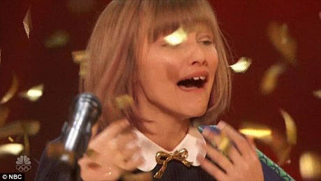 Phát sốt với cô bé 12 tuổi được cho là… “Taylor Swift của tương lai” - 7 Grace đã vỡ òa trong hạnh phúc khi pháo vàng rơi xuống sân khấu lúc giám khảo Howie bấm nút vàng lựa chọn em. Grace được vào thẳng vòng liveshow.