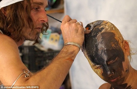 “Đã mắt” với body-painting giải nhiệt ngày hè - 2 Trước khi thực hiện được tác phẩm này, Johannes Stoetter đã từng phải thử nghiệm ý tưởng 3 lần mới thành công. Ở lần thực hiện chính thức, anh cần tới 8 tiếng thực hiện, sau đó là buổi quay phim, chụp hình để ghi lại được những góc nhìn ấn tượng nhất.