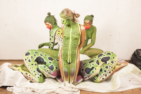 “Đã mắt” với body-painting giải nhiệt ngày hè - 8 Họa sĩ Johannes Stoetter 36 tuổi đến từ nước Ý. Hiện tại, anh được xem là một trong những họa sĩ body-painting hàng đầu thế giới với khả năng thực hiện tác phẩm trên một dàn mẫu thay vì chỉ một người mẫu như thường thấy.