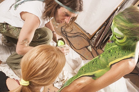 “Đã mắt” với body-painting giải nhiệt ngày hè - 11 Các tác phẩm của Johannes đều đòi hỏi sự cầu kỳ, tỉ mỉ và chính xác cao bởi anh luôn sử dụng một dàn mẫu cho mỗi tác phẩm của mình.