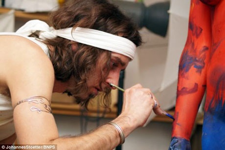 “Đã mắt” với body-painting giải nhiệt ngày hè - 16 Sơn sử dụng cho body-painting rất đặc biệt, phải bám dính, ko nhòe, ko bay, nhưng phải thân thiện với làn da người mẫu và sức khỏe con người.